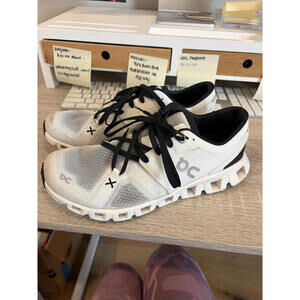 Women's On Cloud Tennis Shoes size 7.5 in white/black